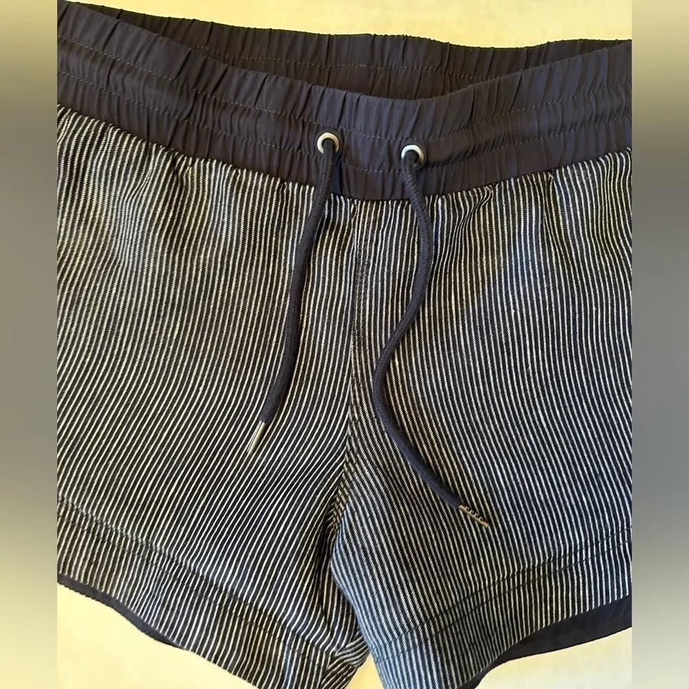 Athleta women’s blue beach side Bali linen‎ shorts in navy striped Sz 2. K20